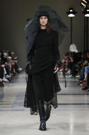 アン ドゥムルメステール、軽やかに甘く【2017-18秋冬ウィメンズ】