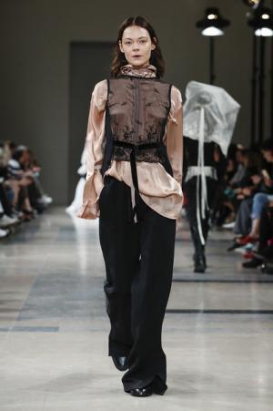 アン ドゥムルメステール、軽やかに甘く【2017-18秋冬ウィメンズ】