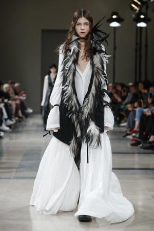 アン ドゥムルメステール、軽やかに甘く【2017-18秋冬ウィメンズ】