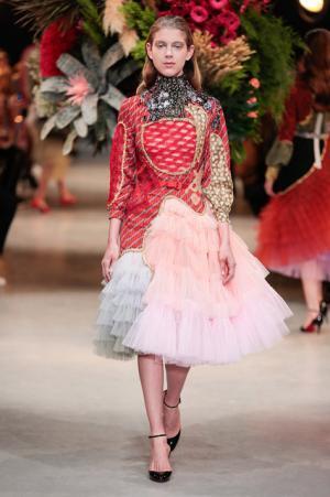 ヴィクター＆ロルフ、不完全なコラージュに宿る美【2017春夏クチュール】