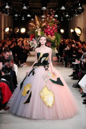 ヴィクター＆ロルフ、不完全なコラージュに宿る美【2017春夏クチュール】