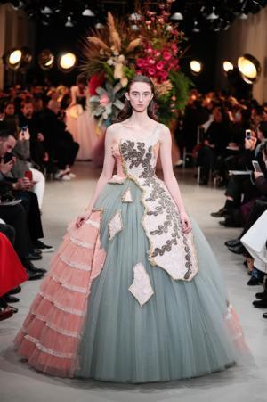 ヴィクター＆ロルフ、不完全なコラージュに宿る美【2017春夏クチュール】