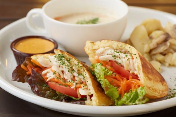 お花見、ピクニックにピッタリ! ずっしり具材のオリジナルサンドと共に六本木を堪能