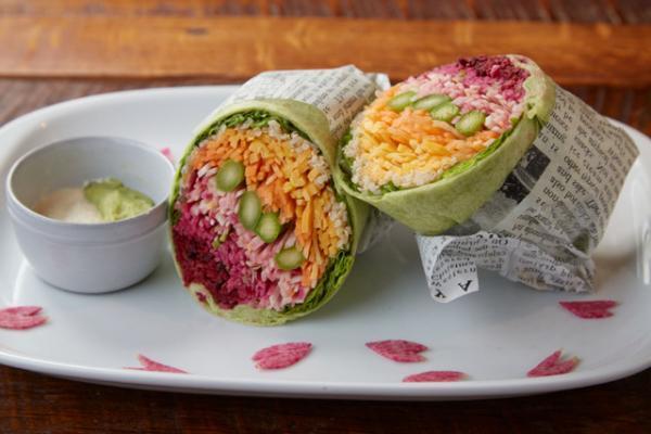 お花見、ピクニックにピッタリ! ずっしり具材のオリジナルサンドと共に六本木を堪能