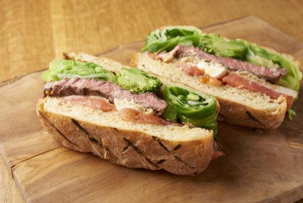 お花見、ピクニックにピッタリ! ずっしり具材のオリジナルサンドと共に六本木を堪能