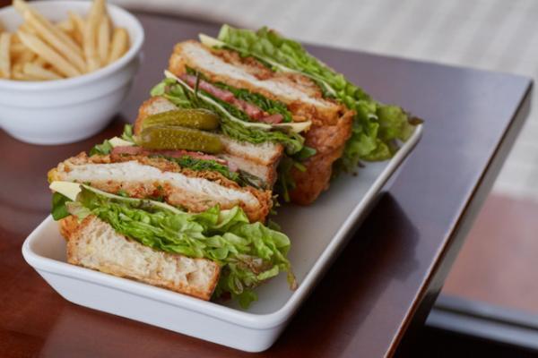 お花見、ピクニックにピッタリ! ずっしり具材のオリジナルサンドと共に六本木を堪能