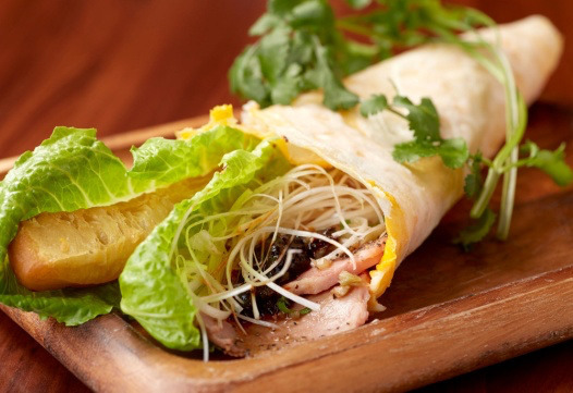 お花見、ピクニックにピッタリ! ずっしり具材のオリジナルサンドと共に六本木を堪能