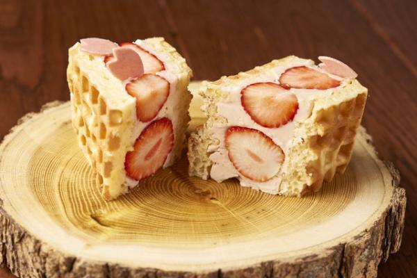 お花見、ピクニックにピッタリ! ずっしり具材のオリジナルサンドと共に六本木を堪能