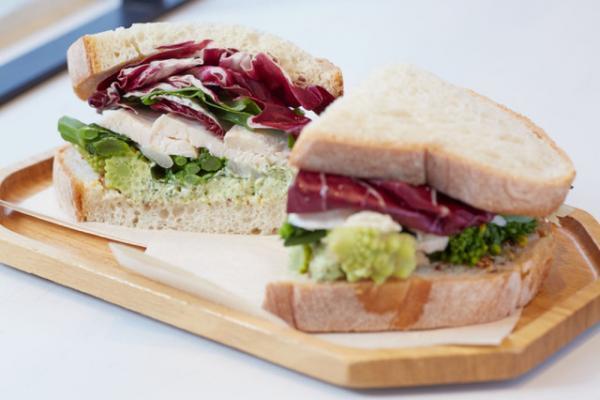 お花見、ピクニックにピッタリ! ずっしり具材のオリジナルサンドと共に六本木を堪能