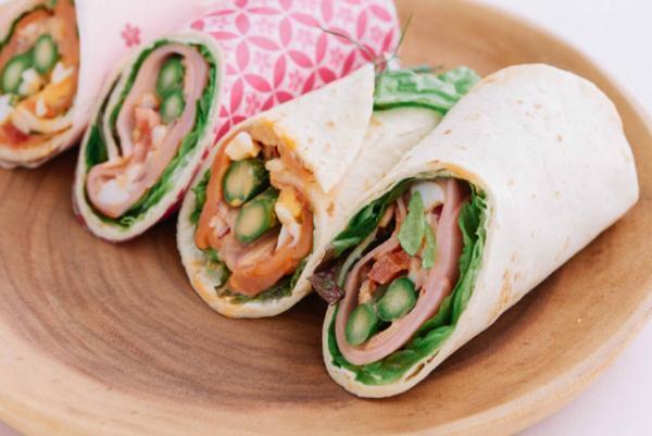 お花見、ピクニックにピッタリ! ずっしり具材のオリジナルサンドと共に六本木を堪能