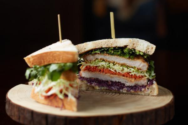 お花見、ピクニックにピッタリ! ずっしり具材のオリジナルサンドと共に六本木を堪能