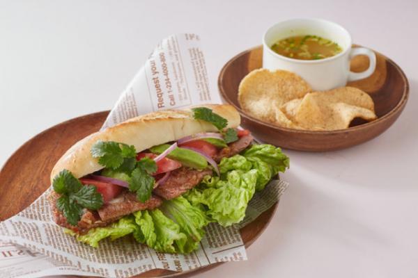 お花見、ピクニックにピッタリ! ずっしり具材のオリジナルサンドと共に六本木を堪能