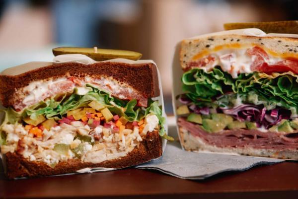 お花見、ピクニックにピッタリ! ずっしり具材のオリジナルサンドと共に六本木を堪能