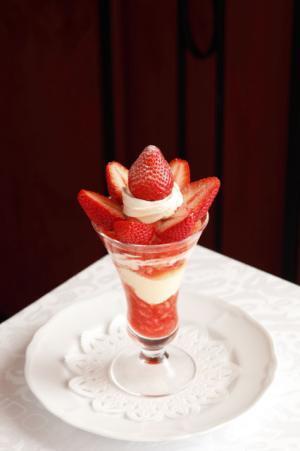 資生堂パーラーの限定「ストロベリーパフェ」。全国から厳選した苺と伝統のアイスクリームで