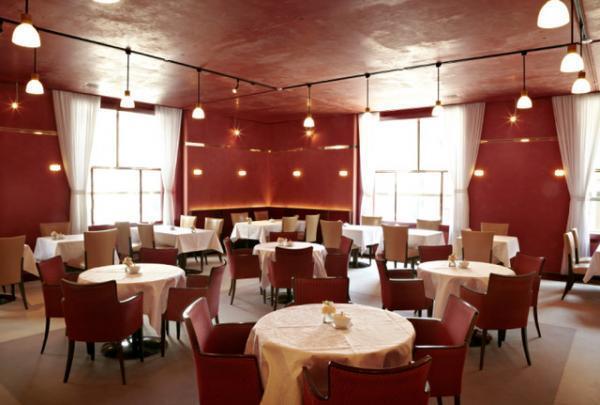 資生堂パーラーの限定「ストロベリーパフェ」。全国から厳選した苺と伝統のアイスクリームで