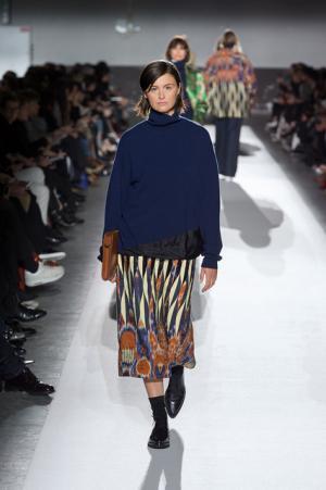 ドリス ヴァン ノッテン100回目のショー、往年のトップモデルがランウェイに【2017-18秋冬ウィメンズ】