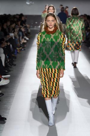 ドリス ヴァン ノッテン100回目のショー、往年のトップモデルがランウェイに【2017-18秋冬ウィメンズ】