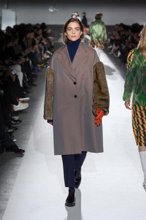 ドリス ヴァン ノッテン100回目のショー、往年のトップモデルがランウェイに【2017-18秋冬ウィメンズ】