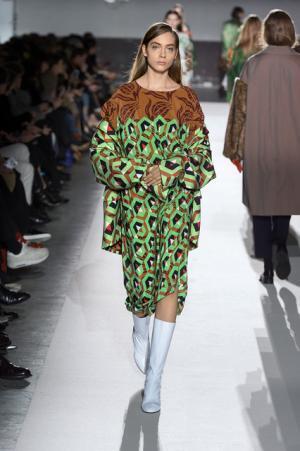 ドリス ヴァン ノッテン100回目のショー、往年のトップモデルがランウェイに【2017-18秋冬ウィメンズ】