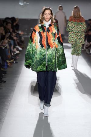 ドリス ヴァン ノッテン100回目のショー、往年のトップモデルがランウェイに【2017-18秋冬ウィメンズ】