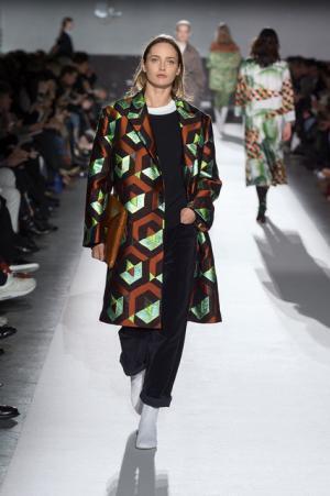 ドリス ヴァン ノッテン100回目のショー、往年のトップモデルがランウェイに【2017-18秋冬ウィメンズ】