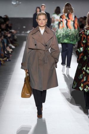 ドリス ヴァン ノッテン100回目のショー、往年のトップモデルがランウェイに【2017-18秋冬ウィメンズ】