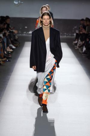 ドリス ヴァン ノッテン100回目のショー、往年のトップモデルがランウェイに【2017-18秋冬ウィメンズ】