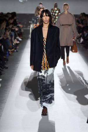 ドリス ヴァン ノッテン100回目のショー、往年のトップモデルがランウェイに【2017-18秋冬ウィメンズ】