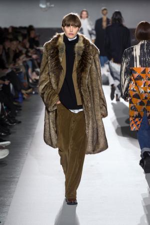 ドリス ヴァン ノッテン100回目のショー、往年のトップモデルがランウェイに【2017-18秋冬ウィメンズ】