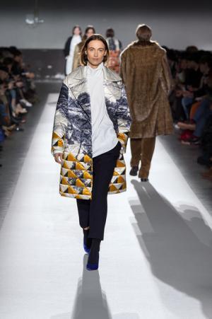 ドリス ヴァン ノッテン100回目のショー、往年のトップモデルがランウェイに【2017-18秋冬ウィメンズ】