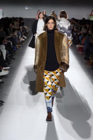 ドリス ヴァン ノッテン100回目のショー、往年のトップモデルがランウェイに【2017-18秋冬ウィメンズ】