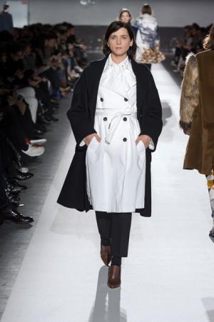 ドリス ヴァン ノッテン100回目のショー、往年のトップモデルがランウェイに【2017-18秋冬ウィメンズ】