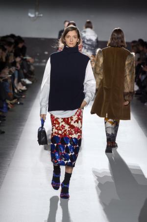 ドリス ヴァン ノッテン100回目のショー、往年のトップモデルがランウェイに【2017-18秋冬ウィメンズ】
