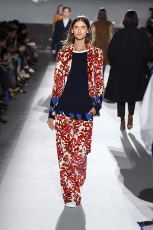 ドリス ヴァン ノッテン100回目のショー、往年のトップモデルがランウェイに【2017-18秋冬ウィメンズ】