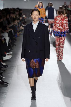 ドリス ヴァン ノッテン100回目のショー、往年のトップモデルがランウェイに【2017-18秋冬ウィメンズ】