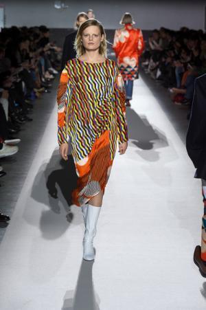 ドリス ヴァン ノッテン100回目のショー、往年のトップモデルがランウェイに【2017-18秋冬ウィメンズ】