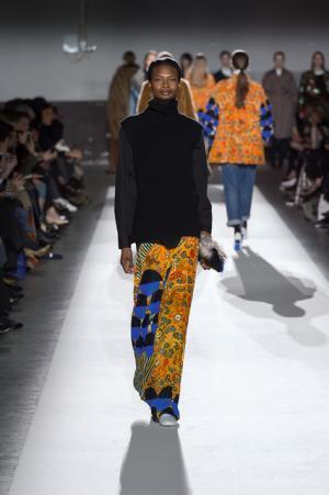 ドリス ヴァン ノッテン100回目のショー、往年のトップモデルがランウェイに【2017-18秋冬ウィメンズ】