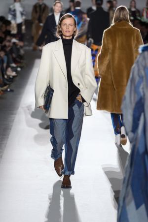 ドリス ヴァン ノッテン100回目のショー、往年のトップモデルがランウェイに【2017-18秋冬ウィメンズ】