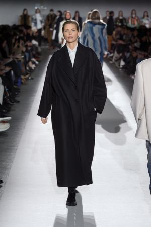 ドリス ヴァン ノッテン100回目のショー、往年のトップモデルがランウェイに【2017-18秋冬ウィメンズ】