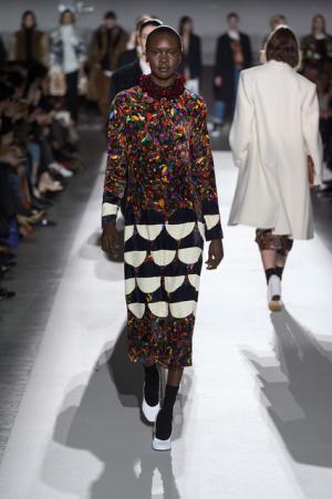 ドリス ヴァン ノッテン100回目のショー、往年のトップモデルがランウェイに【2017-18秋冬ウィメンズ】