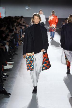 ドリス ヴァン ノッテン100回目のショー、往年のトップモデルがランウェイに【2017-18秋冬ウィメンズ】