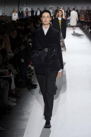 ドリス ヴァン ノッテン100回目のショー、往年のトップモデルがランウェイに【2017-18秋冬ウィメンズ】