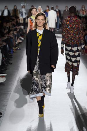 ドリス ヴァン ノッテン100回目のショー、往年のトップモデルがランウェイに【2017-18秋冬ウィメンズ】