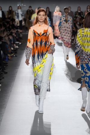 ドリス ヴァン ノッテン100回目のショー、往年のトップモデルがランウェイに【2017-18秋冬ウィメンズ】