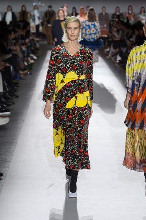 ドリス ヴァン ノッテン100回目のショー、往年のトップモデルがランウェイに【2017-18秋冬ウィメンズ】