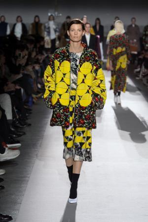 ドリス ヴァン ノッテン100回目のショー、往年のトップモデルがランウェイに【2017-18秋冬ウィメンズ】