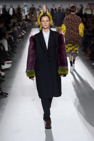 ドリス ヴァン ノッテン100回目のショー、往年のトップモデルがランウェイに【2017-18秋冬ウィメンズ】