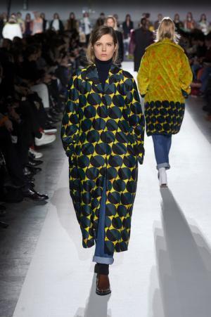 ドリス ヴァン ノッテン100回目のショー、往年のトップモデルがランウェイに【2017-18秋冬ウィメンズ】