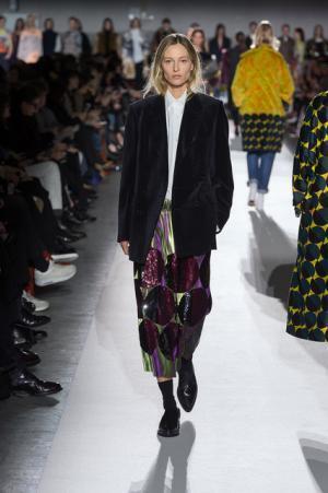ドリス ヴァン ノッテン100回目のショー、往年のトップモデルがランウェイに【2017-18秋冬ウィメンズ】