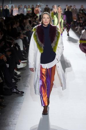 ドリス ヴァン ノッテン100回目のショー、往年のトップモデルがランウェイに【2017-18秋冬ウィメンズ】